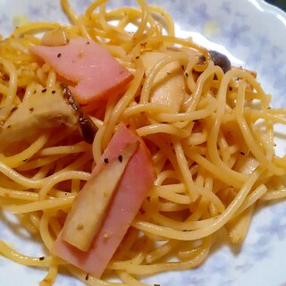 キノコとベーコンの簡単♪にんにくバター醤油パスタ